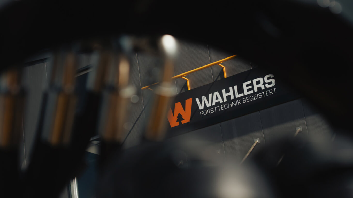 Titelbild für Presseartikel über das neue Logo von Wahlers Forsttechnik